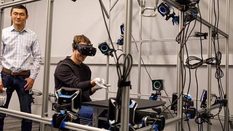 Facebook: arrivano i guanti per la realtà virtuale
