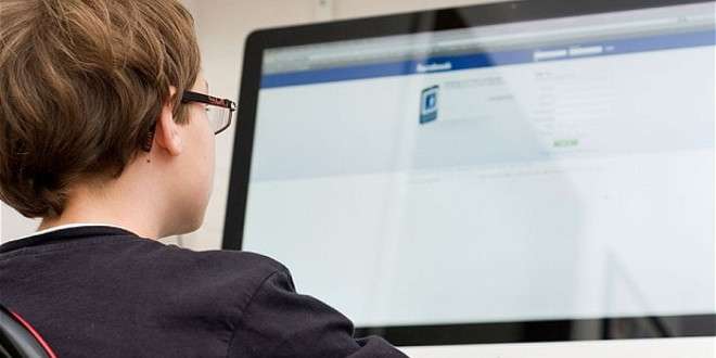 Follia social: finge il suicidio su Facebook, 13enne in coma