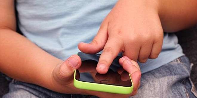 Bimbo di 4 anni sblocca lo smartphone e usa Siri per salvare la mamma, la telefonata al 999