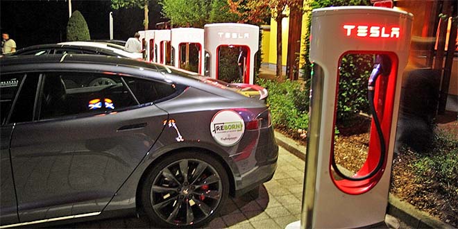 Ricarica elettrica gratuita per possessori Tesla