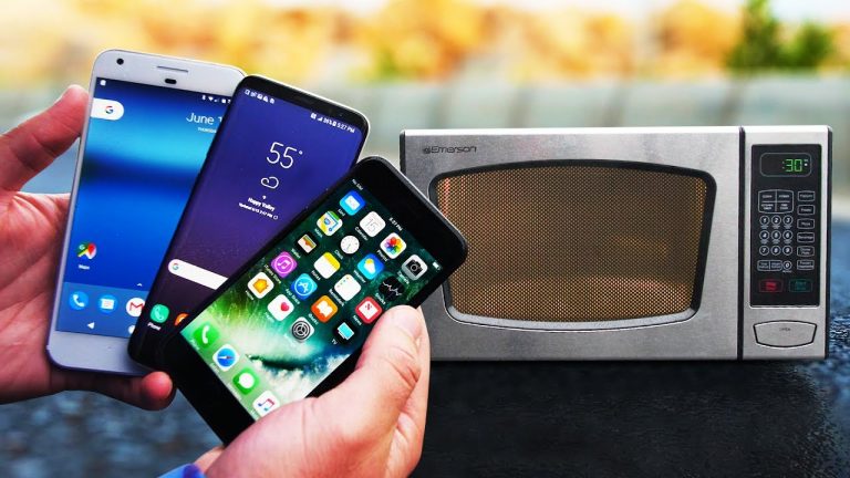 Survival test! iPhone 7 vs Samsung Galaxy S8 vs Google Pixel vs Microonde, tre device cotti a puntino
