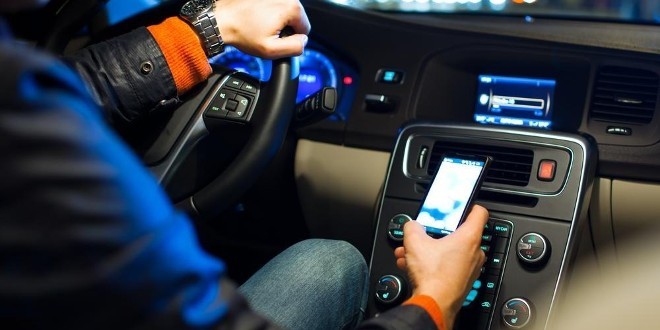 Novità Codice della Strada: patente sospesa fino a 6 mesi per chi usa lo smartphone alla guida