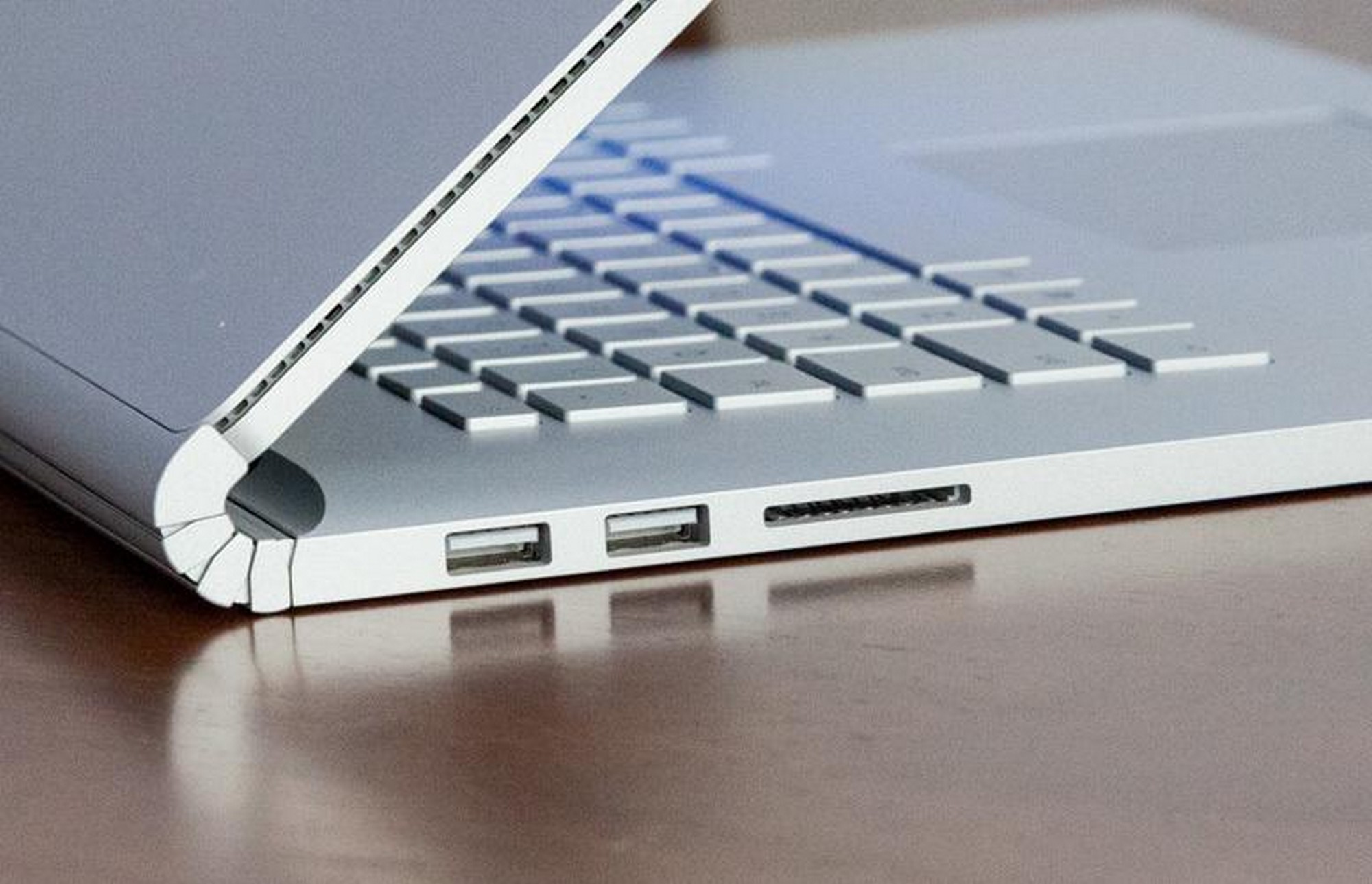 Surface Book 2 cerniera