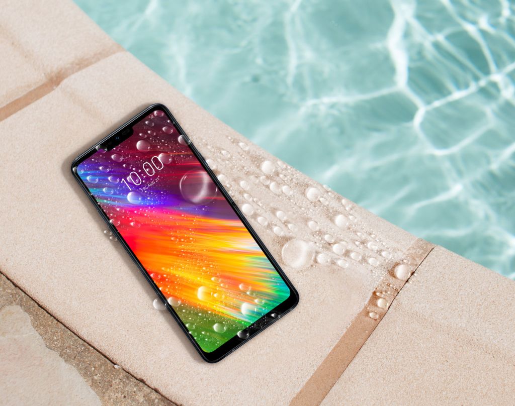 LG G7 Fit bagnato a testimonianza della certificazione IP 68